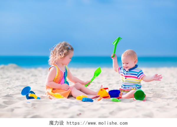 开心宝贝男孩小卷曲蹒跚学步的女孩弟弟和妹妹海滩上幸福幸福的人美好童年